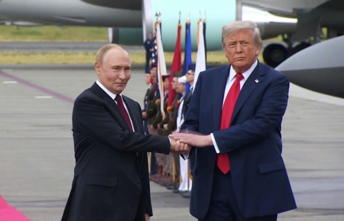 Трамп спілкується з Путіним, але веде подвійну гру, - NYT