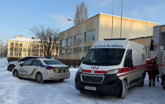 У школі Києва стався напад на вчительку та учня
