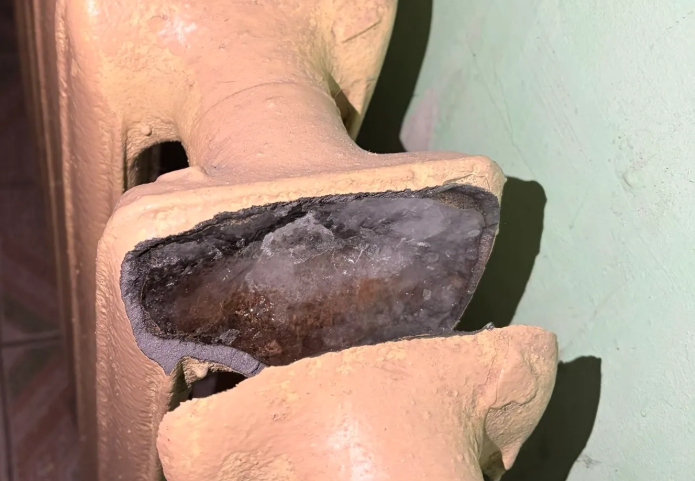 В Киеве из-за отсутствия отопления разрываются трубы, на окнах квартир появился лед