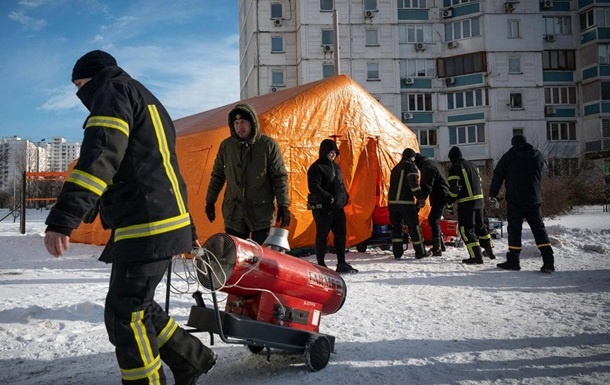 После масштабных российских обстрелов многие жители Киева сидят без света и тепла уже несколько суток