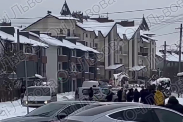 Біля Львова обстріляли бус ТЦК, - поліція