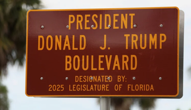 Во Флориде дорогу между аэропортом и резиденцией Мар-а-Лаго переименовали в честь Трампа