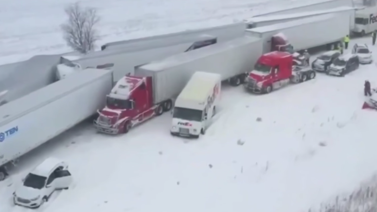 Масштабное ДТП в США: более 100 автомобилей столкнулись из-за сильного снегопада