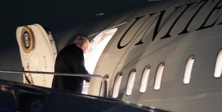 Літак Трампа, який летів у Давос, несподівано повернувся до США, - CNN