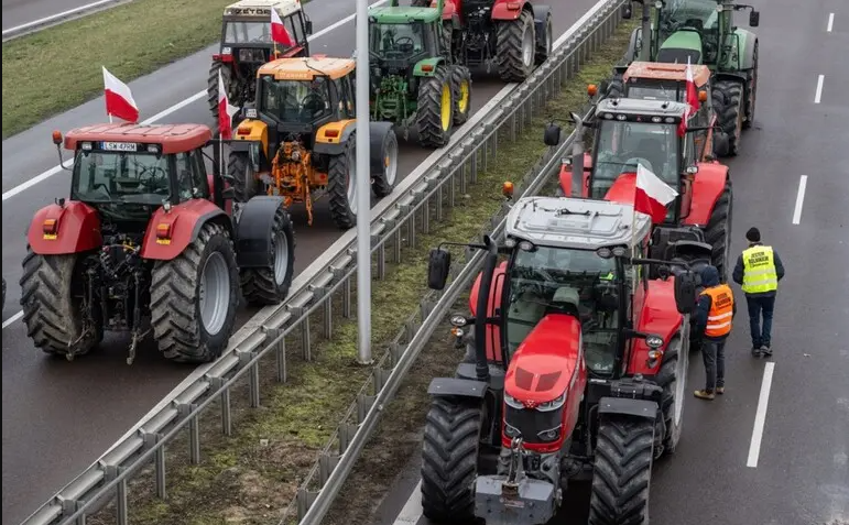 Польські фермери анонсували протести на кордоні з Україною – попереджає Держмитниця