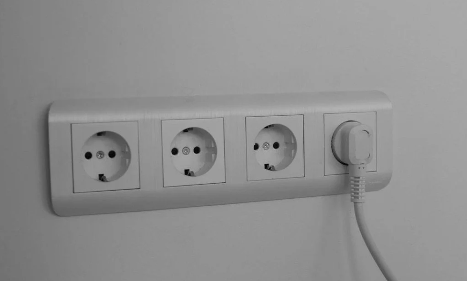 Нужно ли выключать технику из розеток во время блэкаутов: объяснение экспертов