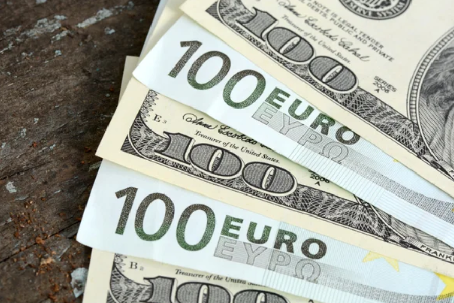Курс валют: скільки коштують долар та євро сьогодні