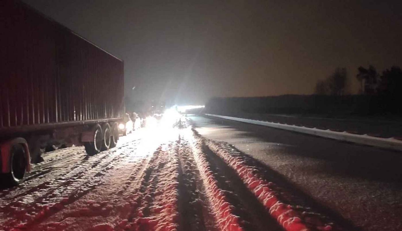 Снігопади у Польщі спровокували дорожні корки довжиною до 20 км