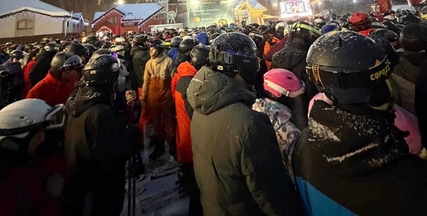 Українці штурмують Буковель: черги на курорті показали у мережі