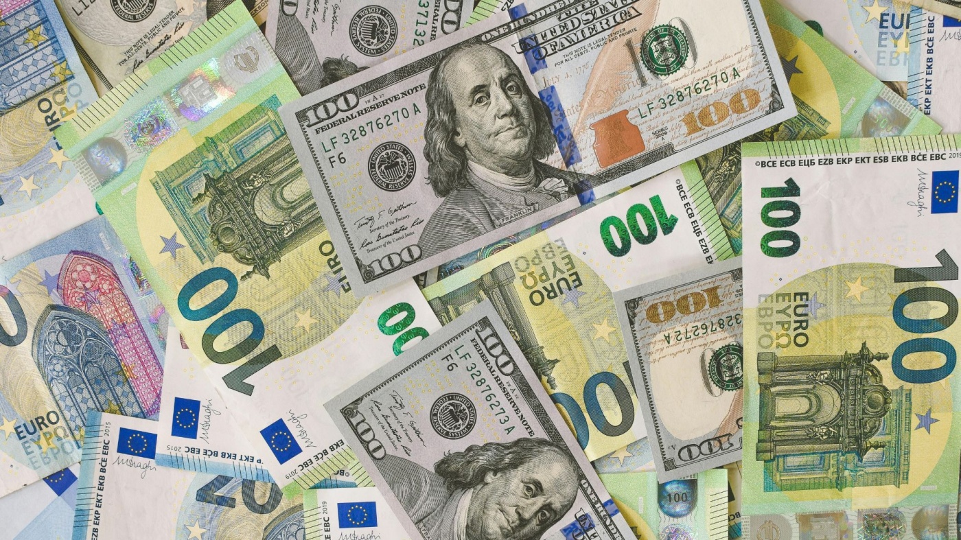 Курс валют: долар і євро дорожчають у банках та обмінниках