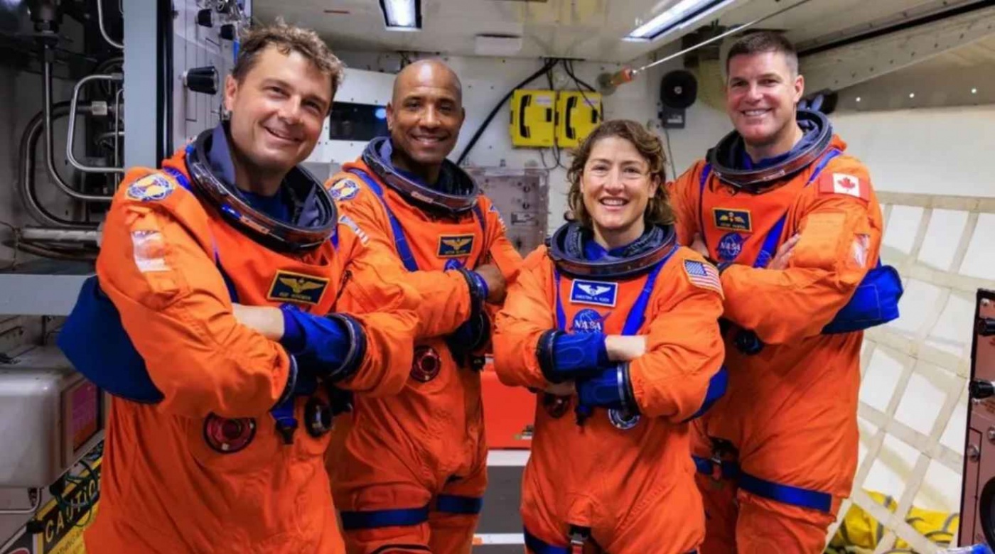 Впервые за 54 года NASA отправит астронавтов на Луну: 98-метровая ракета уже прибыла на место запуска