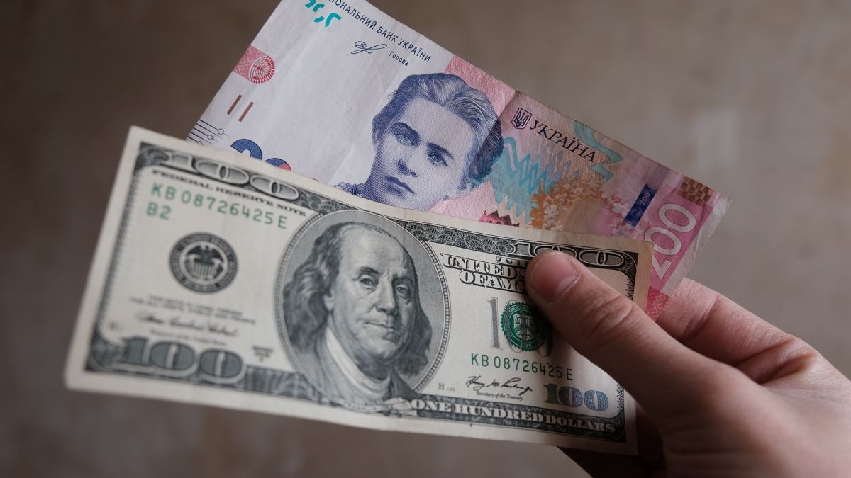 Курс валют у банках та обмінниках: скільки сьогодні коштує долар