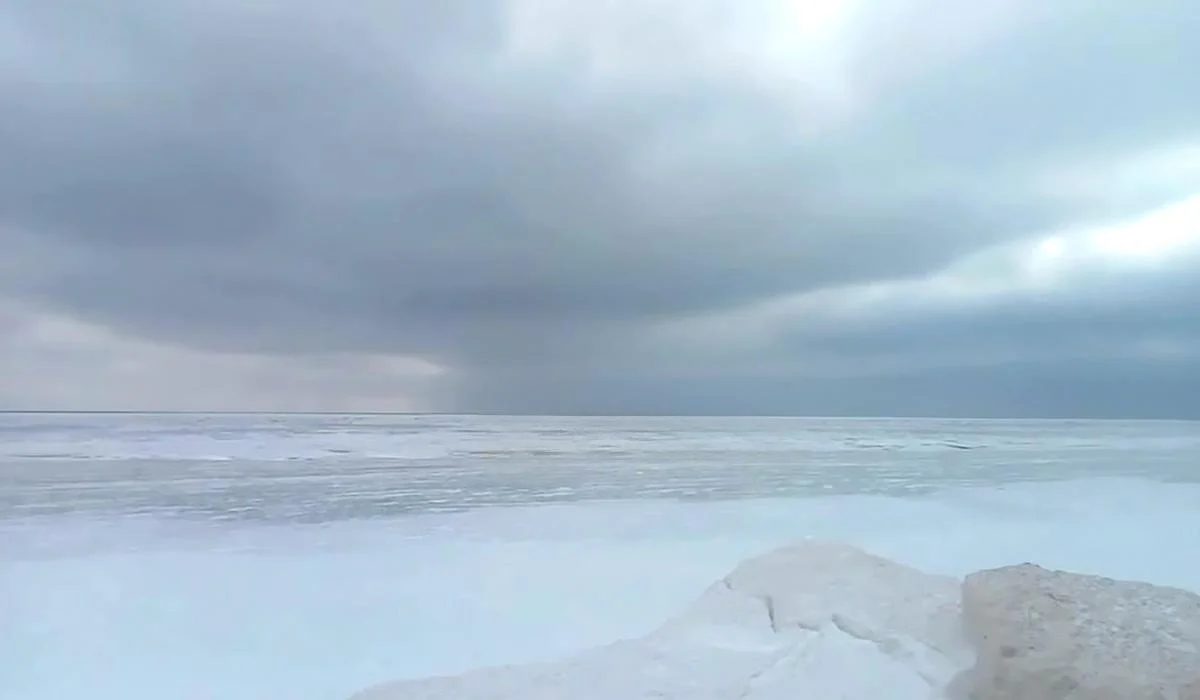 Морозы в Украине: в Кирилловке Азовское море замерзло более чем на 200 метров от берега