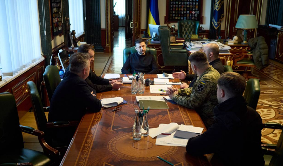 Зеленський відповів, чи ударить Україна по російським НПЗ у відповідь на атаки окупантів