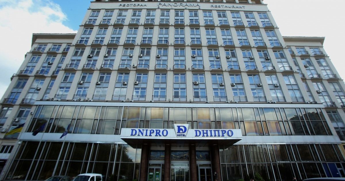 На Крещатике горит гостиница "Днепр", спасатели работают на месте происшествия