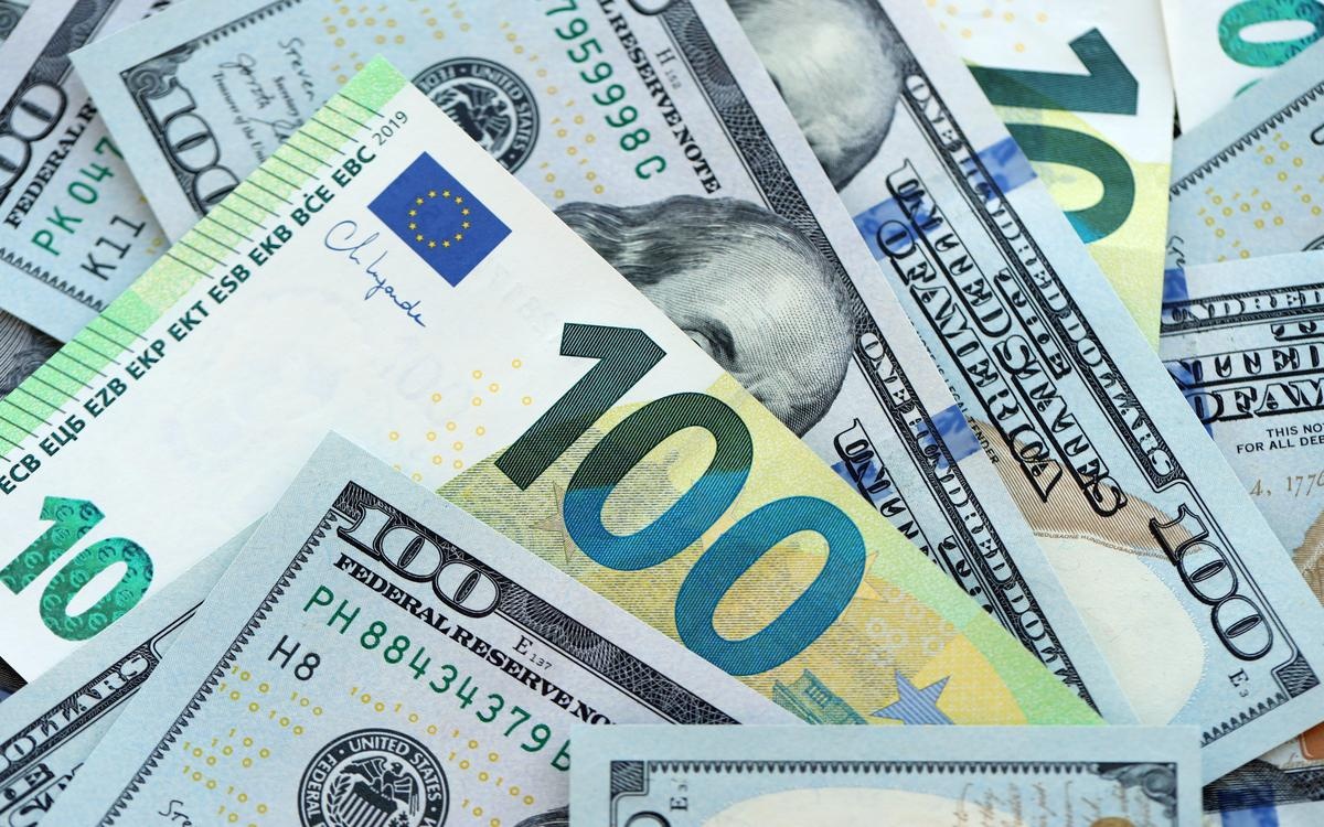 Курс валют: де сьогодні дешевше купувати долар чи євро