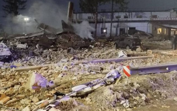 На Львовщине взрывом снесло СТО: под завалами человек