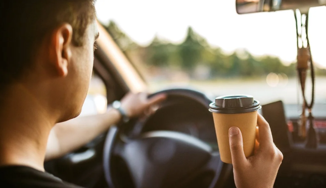 Кава за кермом не бадьорить, а викликає сонливість