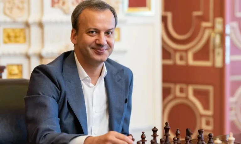 На Олімпіаді-2026 президент Міжнародної федерації шахів вдяг светр із написом «СССР»