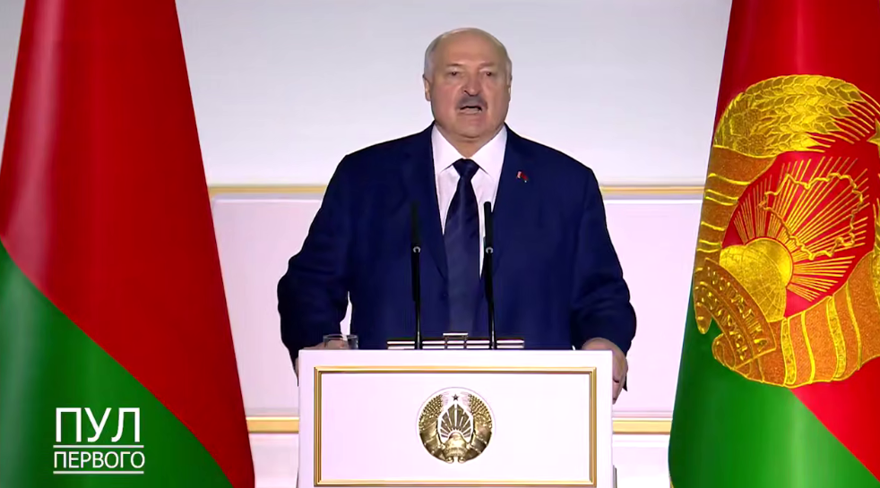 Лукашенко оголосив про запуск виробництва снарядів для артилерії і "Градів"