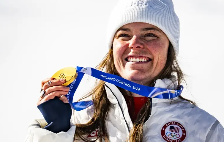 У американской горнолыжницы сломалась золотая медаль Олимпиады-2026