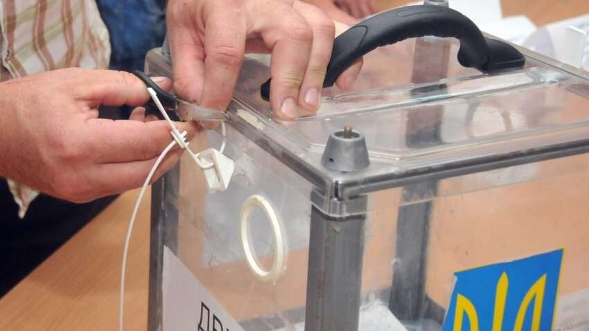 Зеленський планує провести вибори президента та референдум в один день, - FT