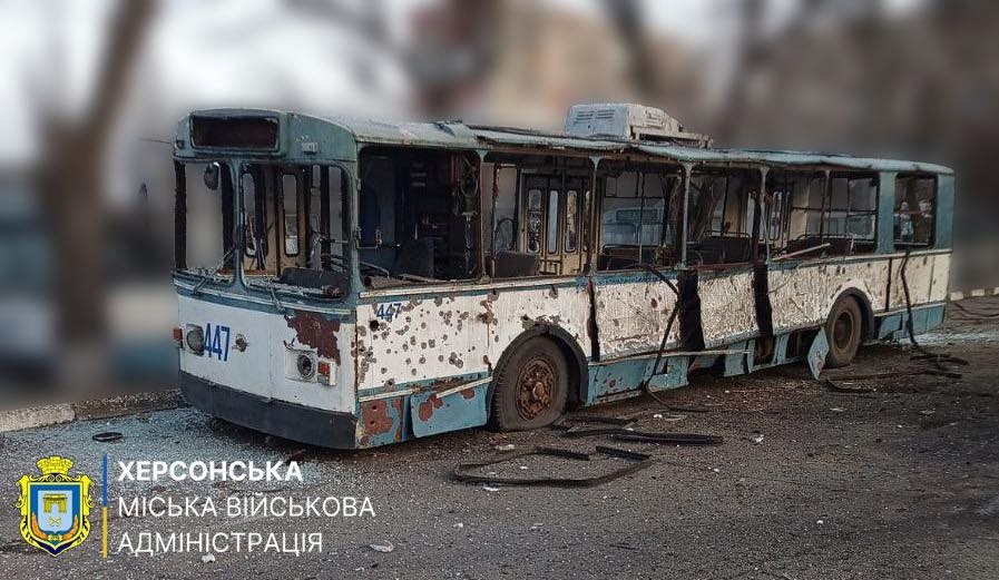Удар РФ по Херсону: повреждены 12 троллейбусов