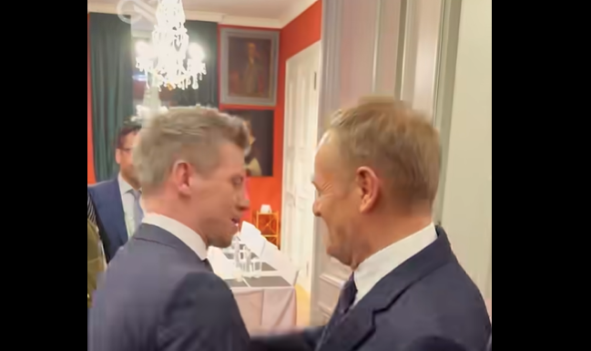 «Просто совпадение». Туск и Мадьяр начали встречу в Мюнхене с шуток о Трампе и Орбане