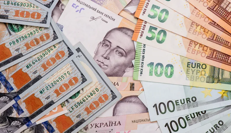Курс валют на початку тижня: скільки коштують долар та євро в банках та обмінниках