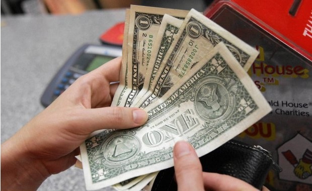 Долар зростає на світових ринках, американська валюта ігнорує прогнози