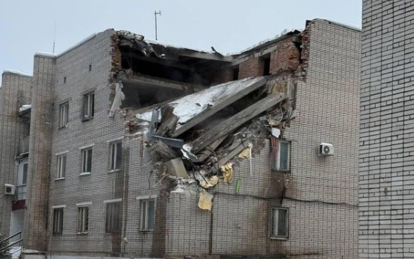 В России после взрыва обрушилась военная комендатура: есть погибшие