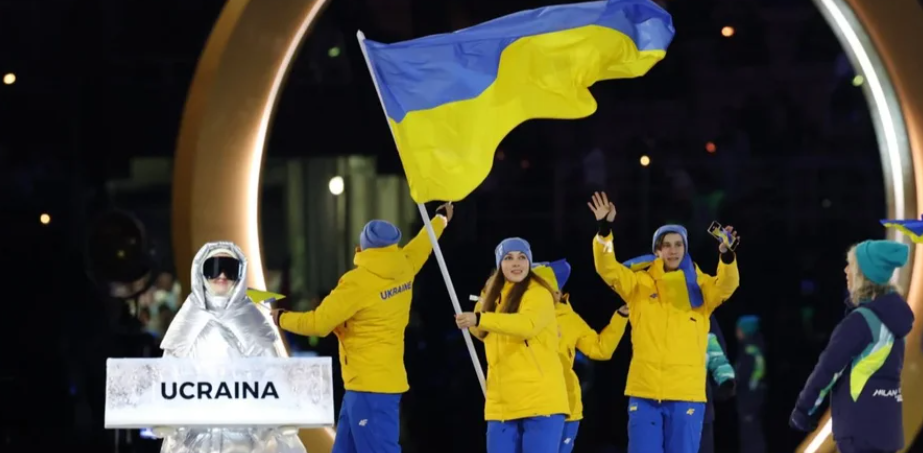 Під час відкриття Олімпіади-2026 табличку України перед збірною несла росіянка