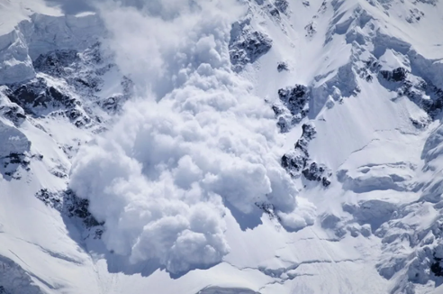 Появились кадры лавины, которая засыпала пассажирский поезд