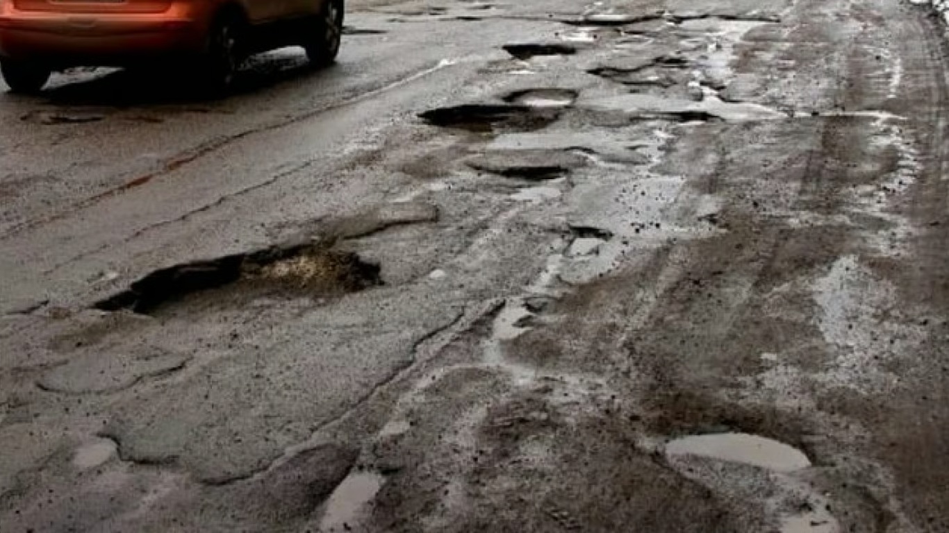 Чиновник розкрив причину, чому асфальт на дорогах зійшов разом із снігом