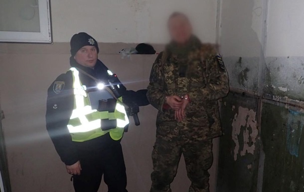 У Києві затримали військовослужбовця, який бігав із ножем за людьми