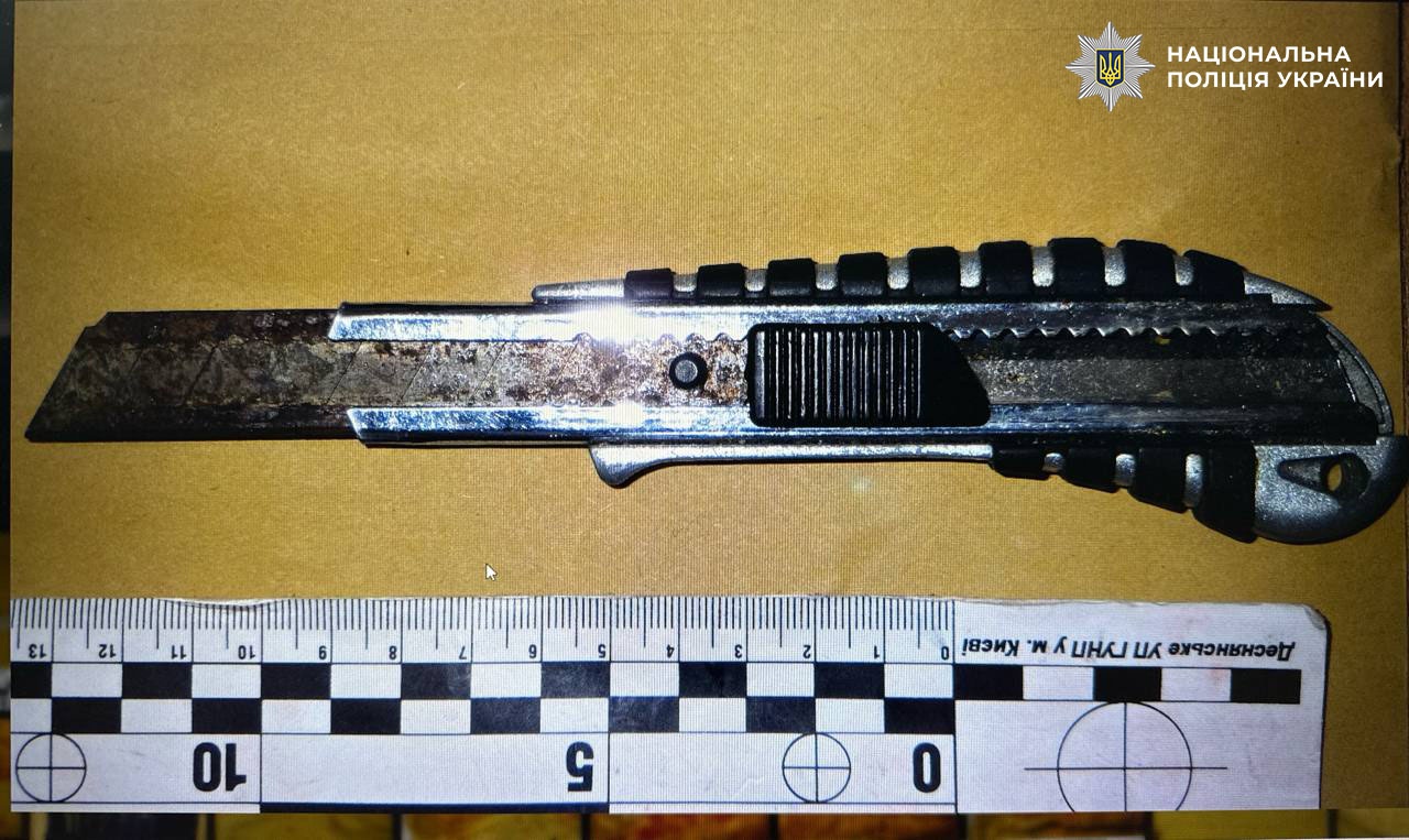 В Киеве мужчина порезал лицо подростку канцелярским ножом