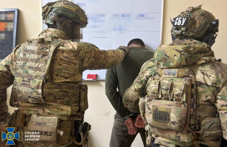 Топпосадовців Повітряних сил та СБУ затримали за корупцію на аеродромах