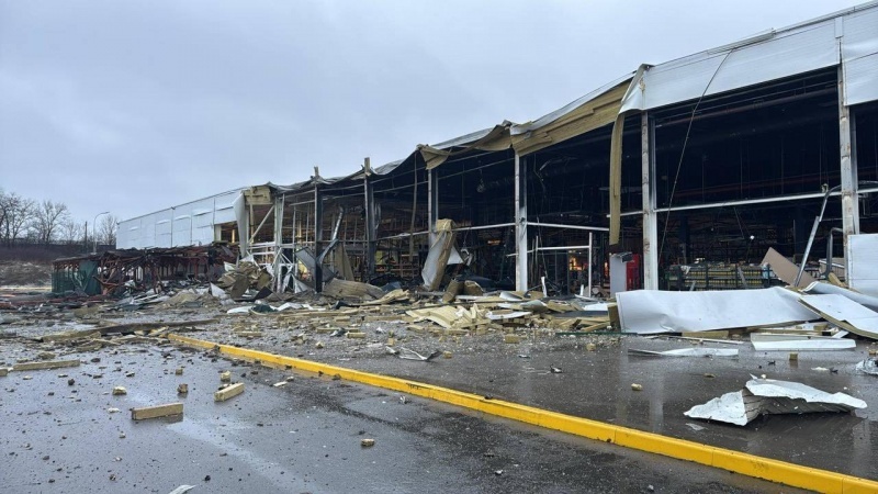 У Запоріжжі нічний обстріл РФ призвів до пошкодження "Епіцентру"