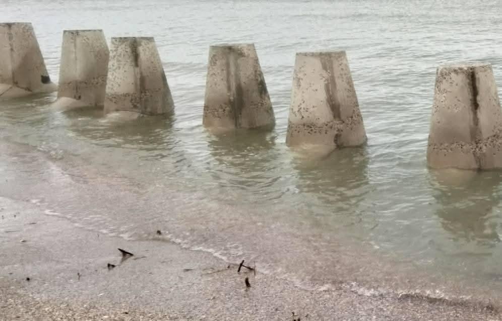 На Одещині море "поглинає" систему тетраподів, які призначені для захисту від російського десанту