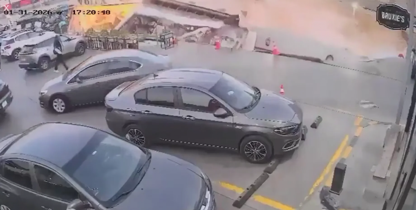 АЗС в Єгипті раптово провалилася під землю на очах у водіїв