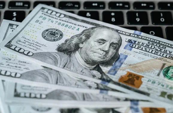 Доллар укрепился по отношению ко всем основным валютам, - Bloomberg