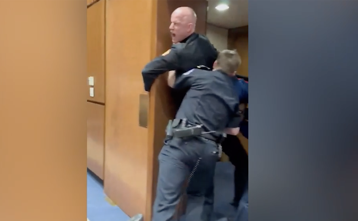 В Сенате США полицейские сломали руку ветерану морской пехоты