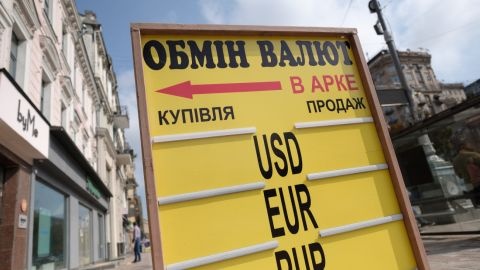 Курс валют наприкінці тижня: скільки коштують долар та євро в обмінниках та банках