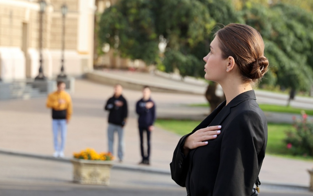 Зеленский подписал закон об установлении на государственном уровне ежедневной минуты молчания