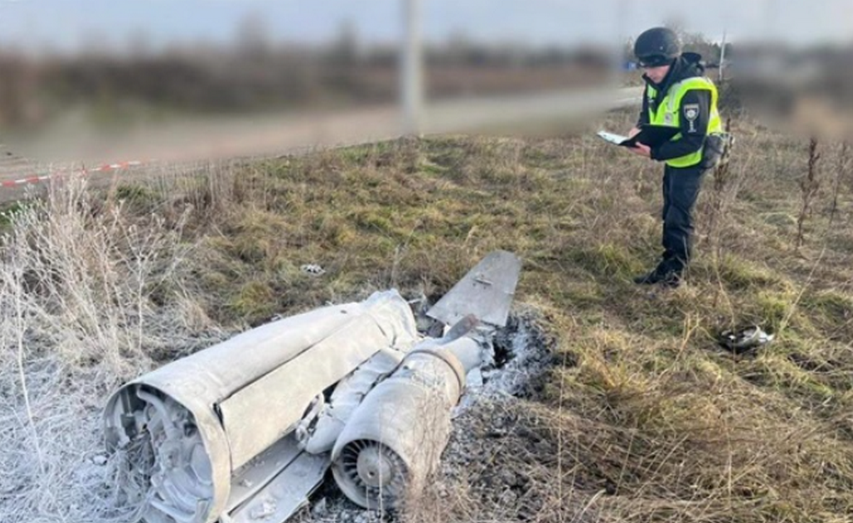 Нічна атака на Київ: уламки ракет та дронів впали у трьох районах
