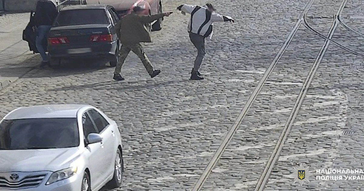 Стрілянина у Львові: п'яний військовий із пістолета поранив перехожого під час конфлікту