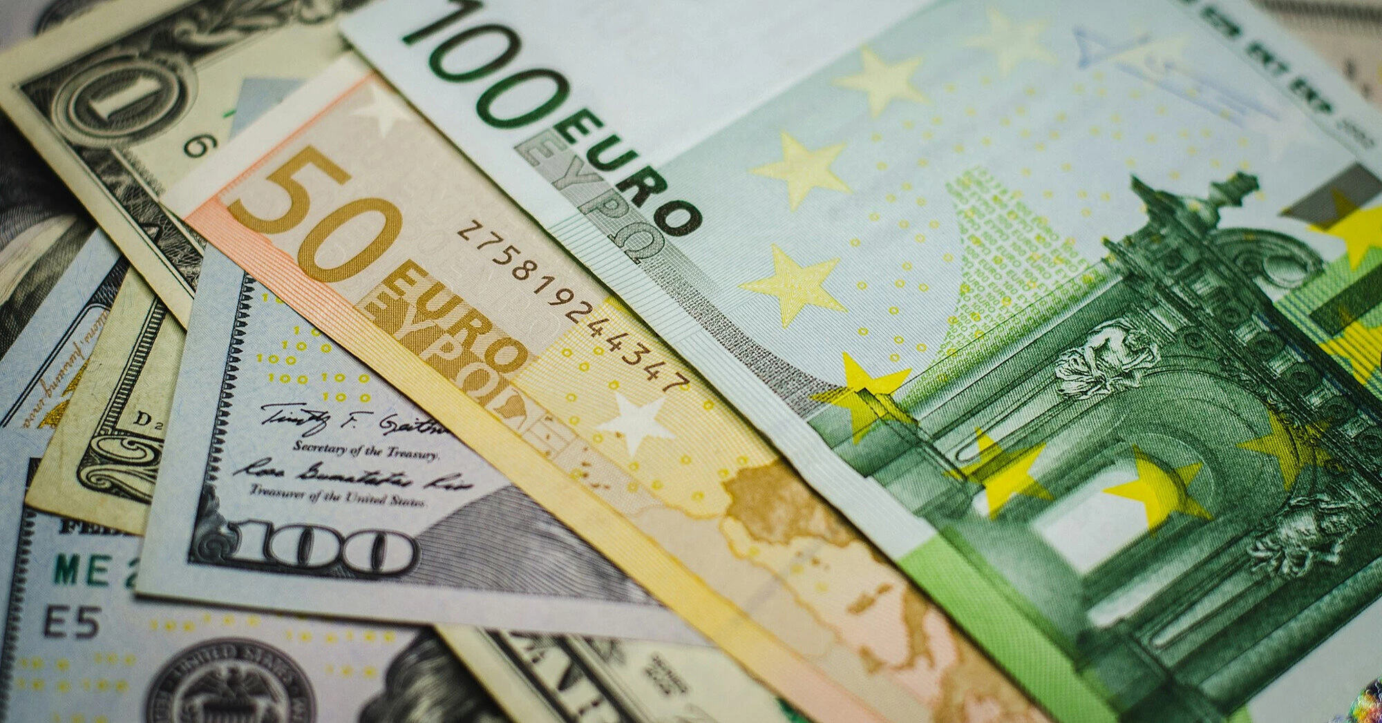 Долар та євро знову дорожчають: який курс валют в обмінниках та банках