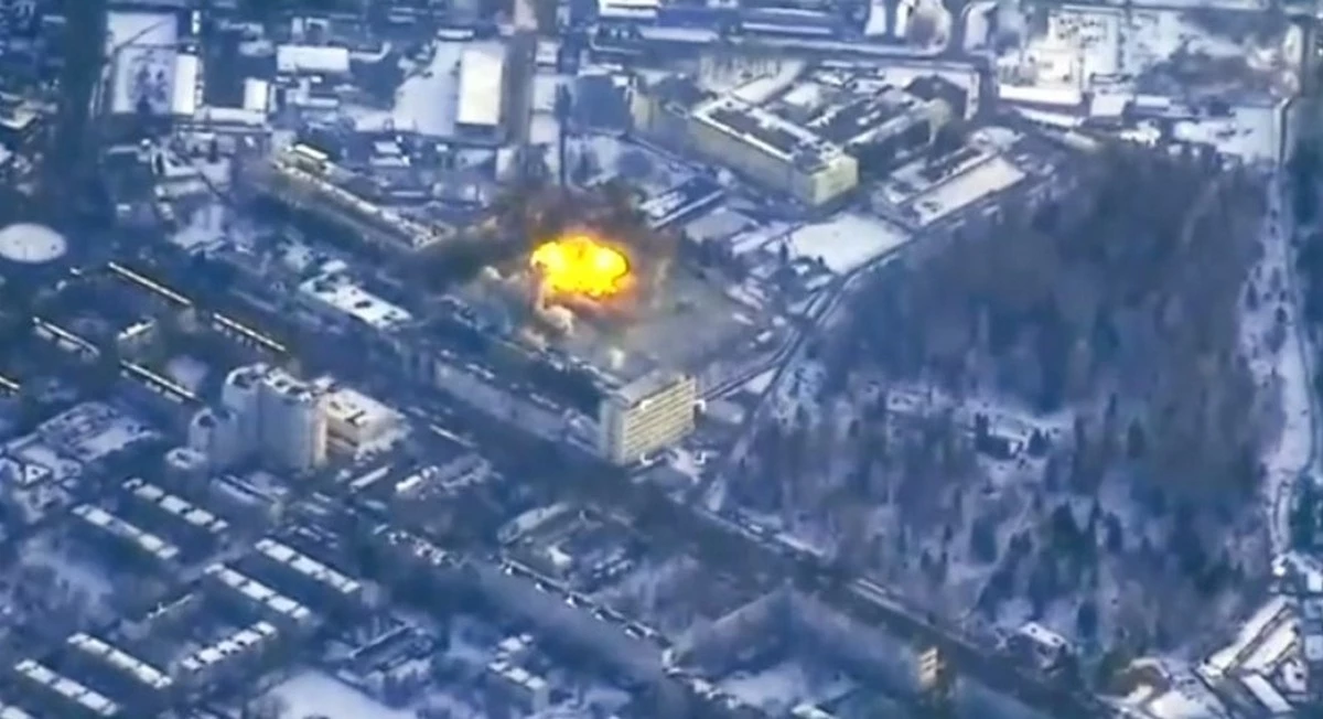 По заводу у Брянську прилетіли Storm Shadow: Генштаб показав епічне відео удару