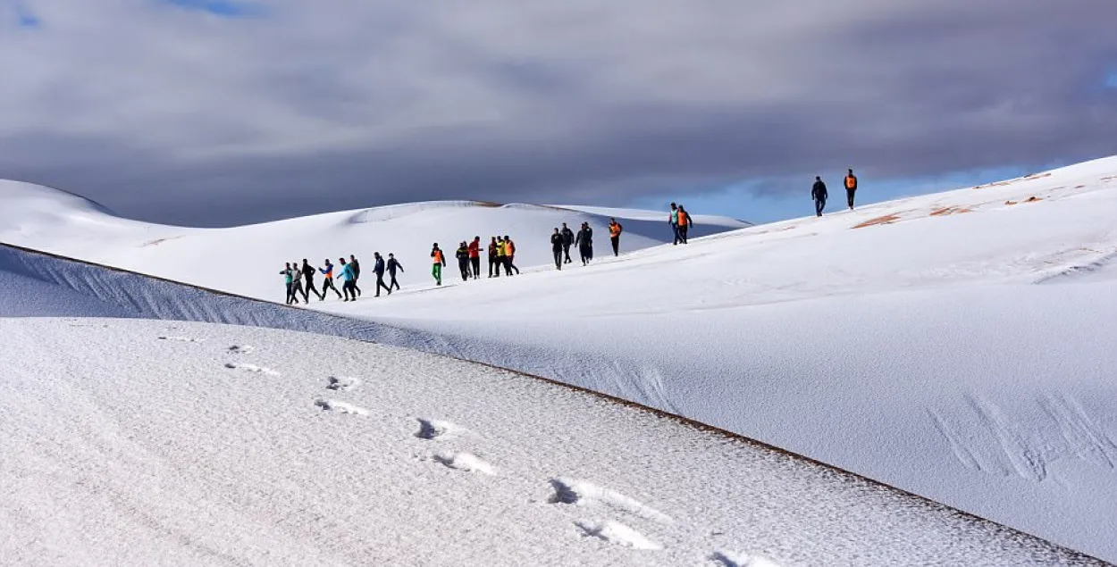 Пустелю Сахару навесні несподівано засипало снігом