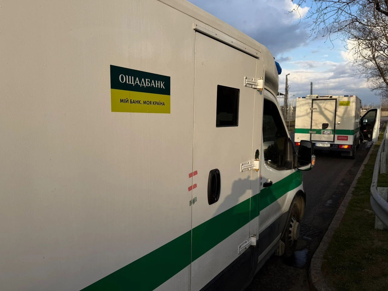 Угорщина повернула затримані автомобілі Ощадбанку